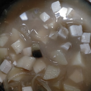 茄子じゃがいも豆腐玉ねぎの味噌汁